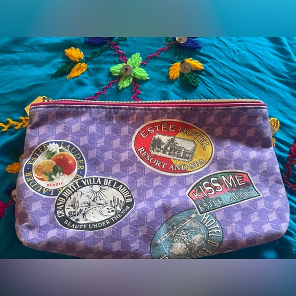 Large Estée Lauder cosmetic bag. Measures apx 9 x 6“. Excellent condition. - Picture 3 of 5